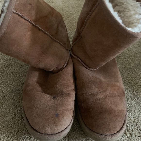 UGG Shoes - Tan Ugg Classic Short Boots, size 8 UGG Shoes - Tan Ugg Classic Short Boots, size 8